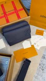 LOUIS VUITTON - SAC FASTLINE MESSENGER BLUE - Image 3