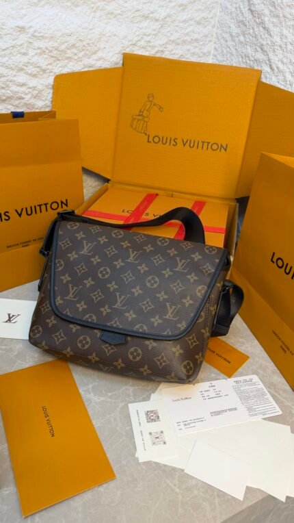 LOUIS VUITTON - SAC MESSENGER MACASSAR