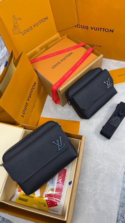 LOUIS VUITTON - FASTLINE BLACK